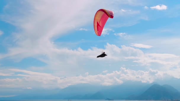Paragliding Pod Modrou Oblohou — Stock video