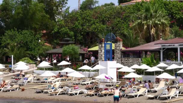 People Folding Beach Beds Enjoying Sun — Stock Video