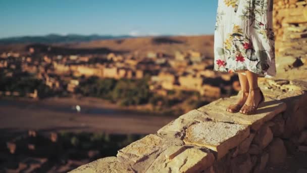 Frauen Wohnungen Gehen Vorsichtig Auf Einem Hohen Schmalen Unebenen Felsvorsprung — Stockvideo