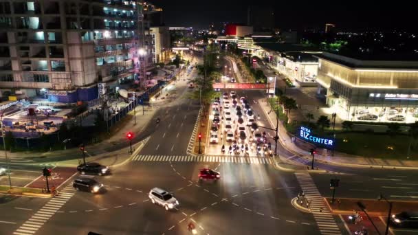 夜间繁忙街道交汇处车辆交通的航拍资料 — 图库视频影像