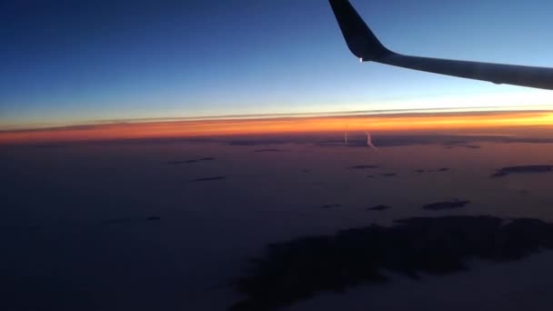 letadlo v letu s pozadím západu slunce