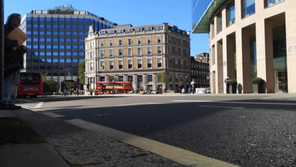 Persona Cruzando Calle Cerca Una Parada Autobús — Vídeos de Stock