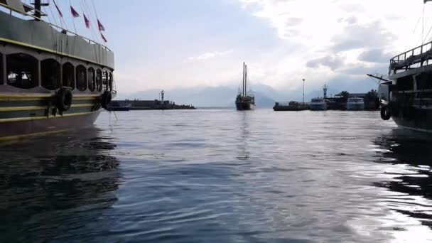 Loď Plující Přes Řeku — Stock video