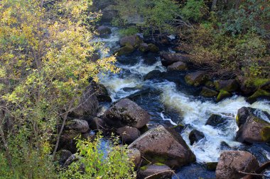   Büyük taşları olan nehir.