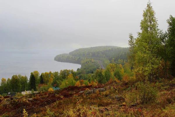 Karelia 'da güneşsiz bir sonbahar günü