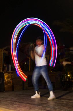 Işık gece gösterisi soyut renkli çizgiler