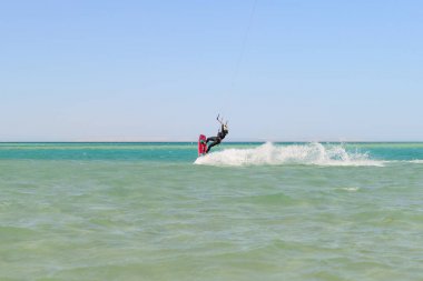 Kiteboarding adam denizde