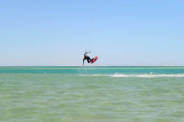 Denizin üzerinde uçurtma sörf adam atlama