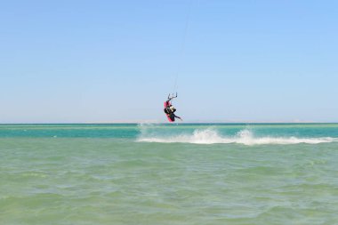 Kitesurfing adam atlamak denizde
