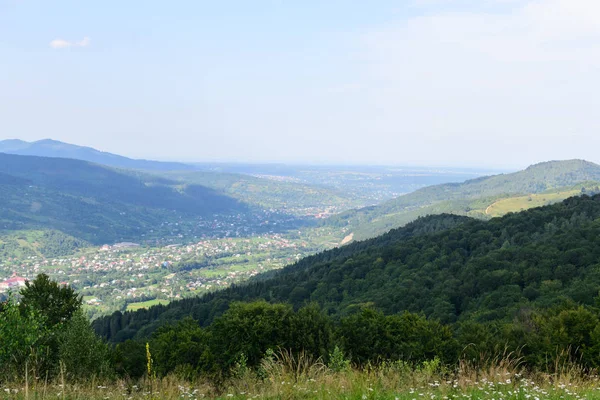 Vista de la ciudad y el bosque desde una alta montaña — Foto de Stock