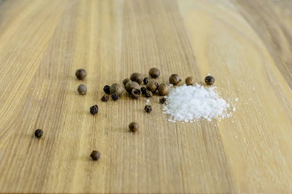 Salt and pepper peas on kitchen wooden board — Stock Photo, Image