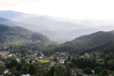 Orman ve dağlarla çevrili manzara Köyü