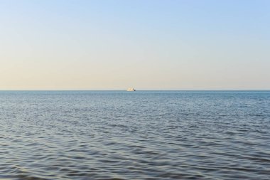 Deniz akşam ufukta gemi