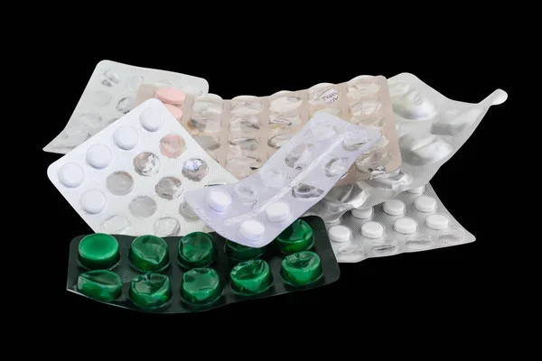 Comprimidos em uma embalagem blister usado medicamento e medicamentos isolados em bl — Fotografia de Stock