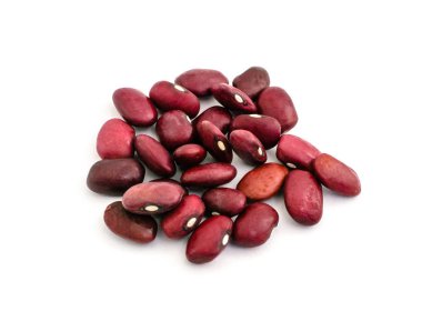 Beyaz zemin üzerine kırmızı fasulye yığını