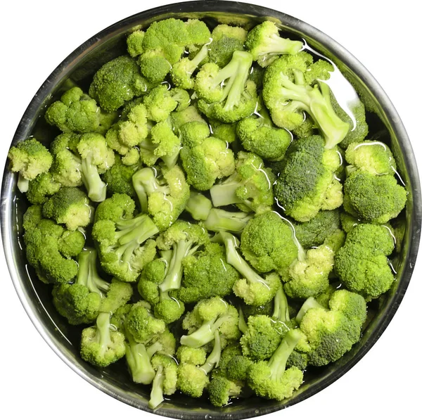 Brokoli segar di piring dengan air terisolasi di atas putih — Stok Foto