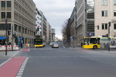 Berlin, Almanya caddesi. Binaları, otobüsleri ve arabaları var.