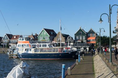 Volendam, Hollanda - durgun göl manzarası