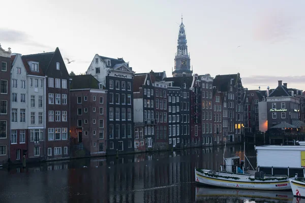 Amsterdam, niederländische stadtlandschaft, historische gebäude — Stockfoto