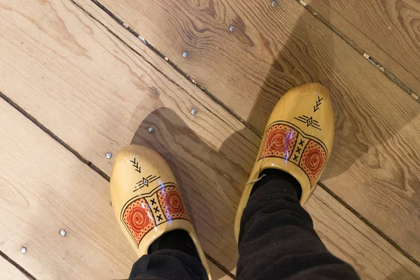ZAANSE SCHANS, PAÍSES BAJOS - Klompen, zuecos holandeses zapatos de madera — Foto de Stock