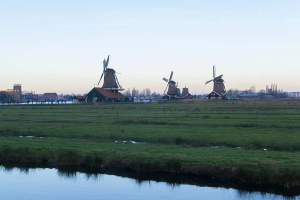 Zaanse Schans, Ολλανδία παλιό μύλο στο χωριό — Φωτογραφία Αρχείου