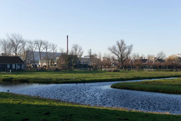 ZAANSE SCHANS, PAÍSES BAJOS agua cerca de la aldea — Foto de Stock