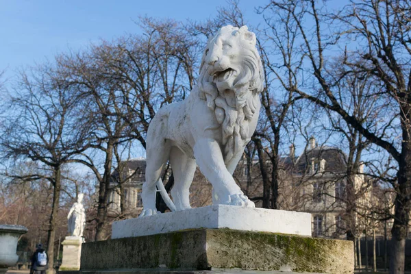 Paříž, Francie - 31. prosince 2019: Lucembursko Zahrady lev statu — Stock fotografie