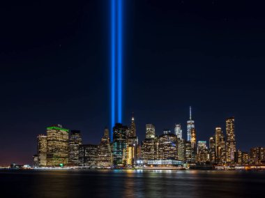 Brooklyn 'den New York, Manhattan' daki 911 anma ışıklarının net görüntüsü