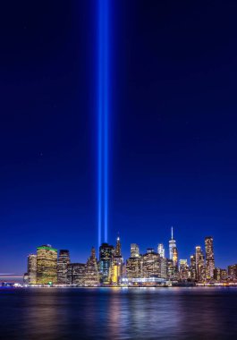 Brooklyn 'den New York, Manhattan' daki 911 anma ışıklarının net görüntüsü