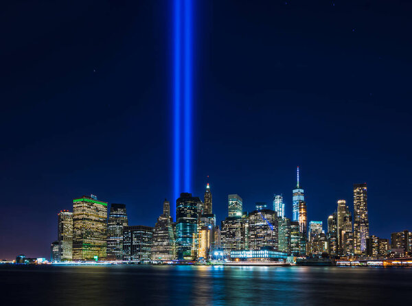Чистый вид из Бруклина на мемориальный фонарь 911 в Манхэттене, Нью-Йорк
