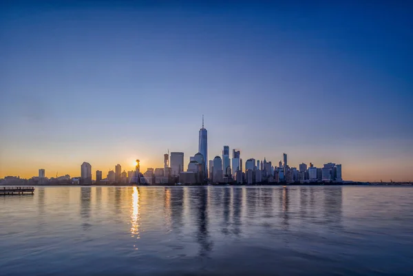 Şafak vakti Manhattan ufuk çizgisi, New Jersey manzarası