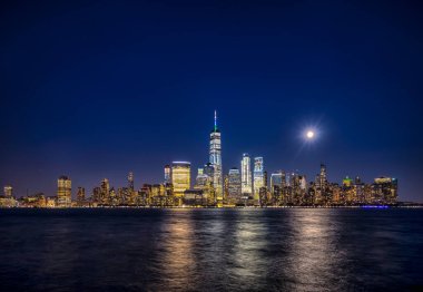 Günbatımında New Jersey Exchange Place 'den Manhattan ufuk çizgisi görüntüsü