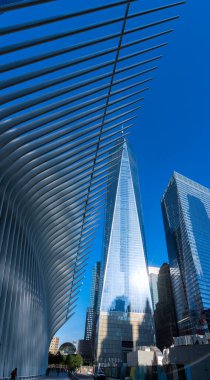 Manhattan, New York 'taki One World Ticaret Merkezi binasının yukarı bakan görüntüsü