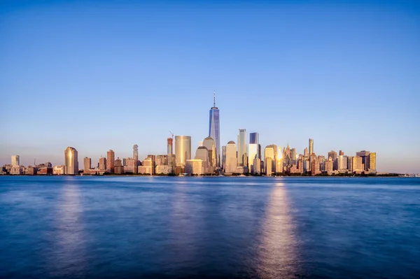 Vue panoramique de Manhattan depuis la New Jersey Exchange Place pendant le coucher du soleil — Photo