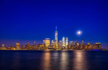 Günbatımında New Jersey Exchange Place 'den Manhattan ufuk çizgisi görüntüsü