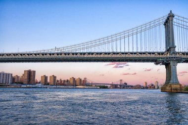 Manhattan Köprüsü 'nün güzel günbatımı manzarası, Brooklyn' deki Dumbo bölgesinden manzara
