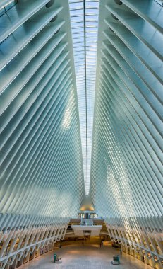 Manhattan 'ın aşağısındaki Oculus binasının içinde.