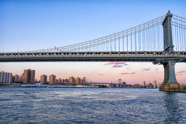 Hermosa vista al atardecer del puente de Manhattan, vista desde la zona dumbo en Brooklyn —  Fotos de Stock
