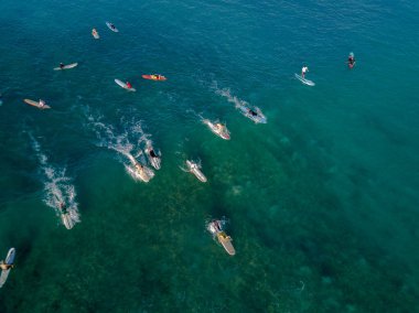 Hava aracı Waikiki plajı, Honolulu, Hawaii yakınlarındaki Pasifik Okyanusu 'ndaki sörfçüleri görüntüledi.