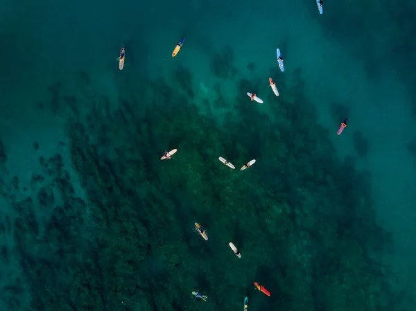 Drone aéreo vista de surfistas no oceano pacífico perto da praia de Waikiki, Honolulu, Havaí — Fotografia de Stock