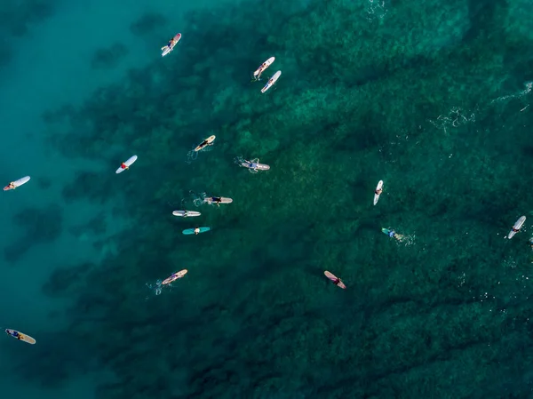Drone aéreo vista de surfistas no oceano pacífico perto da praia de Waikiki, Honolulu, Havaí — Fotografia de Stock
