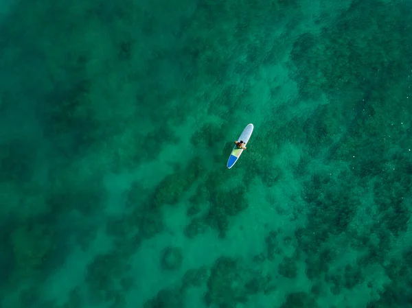 Hava aracı Waikiki plajı, Honolulu, Hawaii yakınlarındaki Pasifik Okyanusu 'ndaki sörfçüleri görüntüledi. — Stok fotoğraf