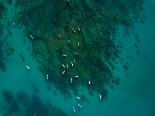 Veduta aerea dei surfisti nell'oceano Pacifico vicino alla spiaggia di Waikiki, Honolulu, Hawaii — Foto Stock