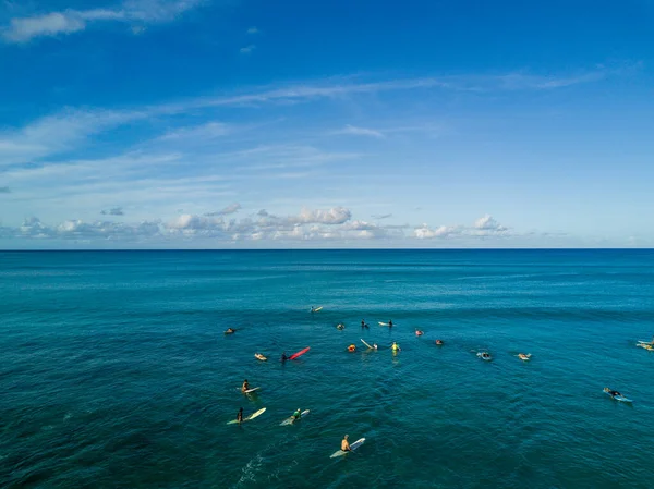 Hava aracı Waikiki plajı, Honolulu, Hawaii yakınlarındaki Pasifik Okyanusu 'ndaki sörfçüleri görüntüledi. — Stok fotoğraf