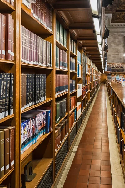 Ciudad de Nueva York, Estados Unidos - 6 de septiembre de 2017: Interior de la famosa biblioteca pública de Nueva York —  Fotos de Stock