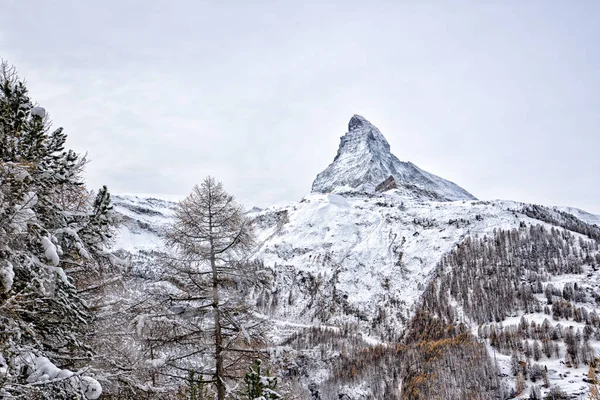 Vista clara da montanha Matterhorn no caminho até o observatório — Fotografia de Stock