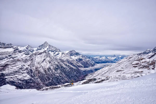 Pohled na zasněženou horu Matterhorn z vyhlídkové paluby — Stock fotografie