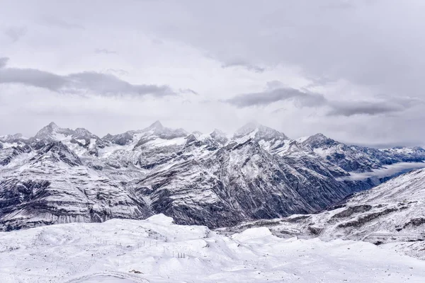 Vista do cume de montanha de alpes coberto de neve do topo do deck de observação — Fotografia de Stock