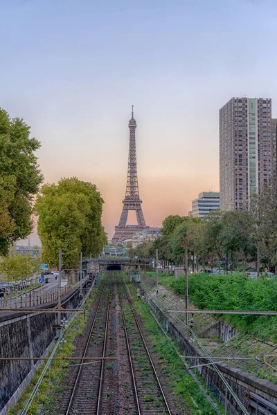 Sunset view of Eiffel tower with railway in west Paris in autumn — Stock Photo, Image