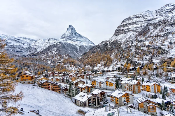 Önplanda tipik İsviçre köyü Zermatt ile Matterhorn Dağı manzarası